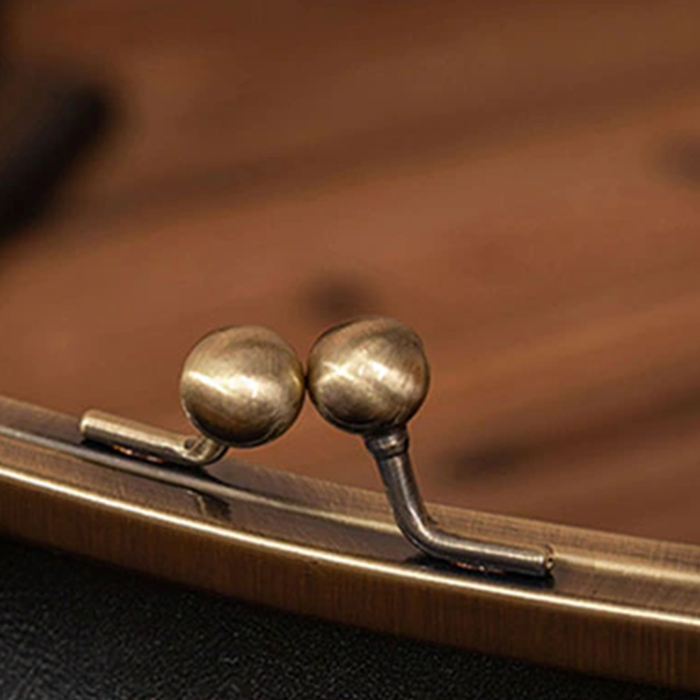 Sac à fermoir baiser vintage - L'accessoire rétro chic indispensable de Grace