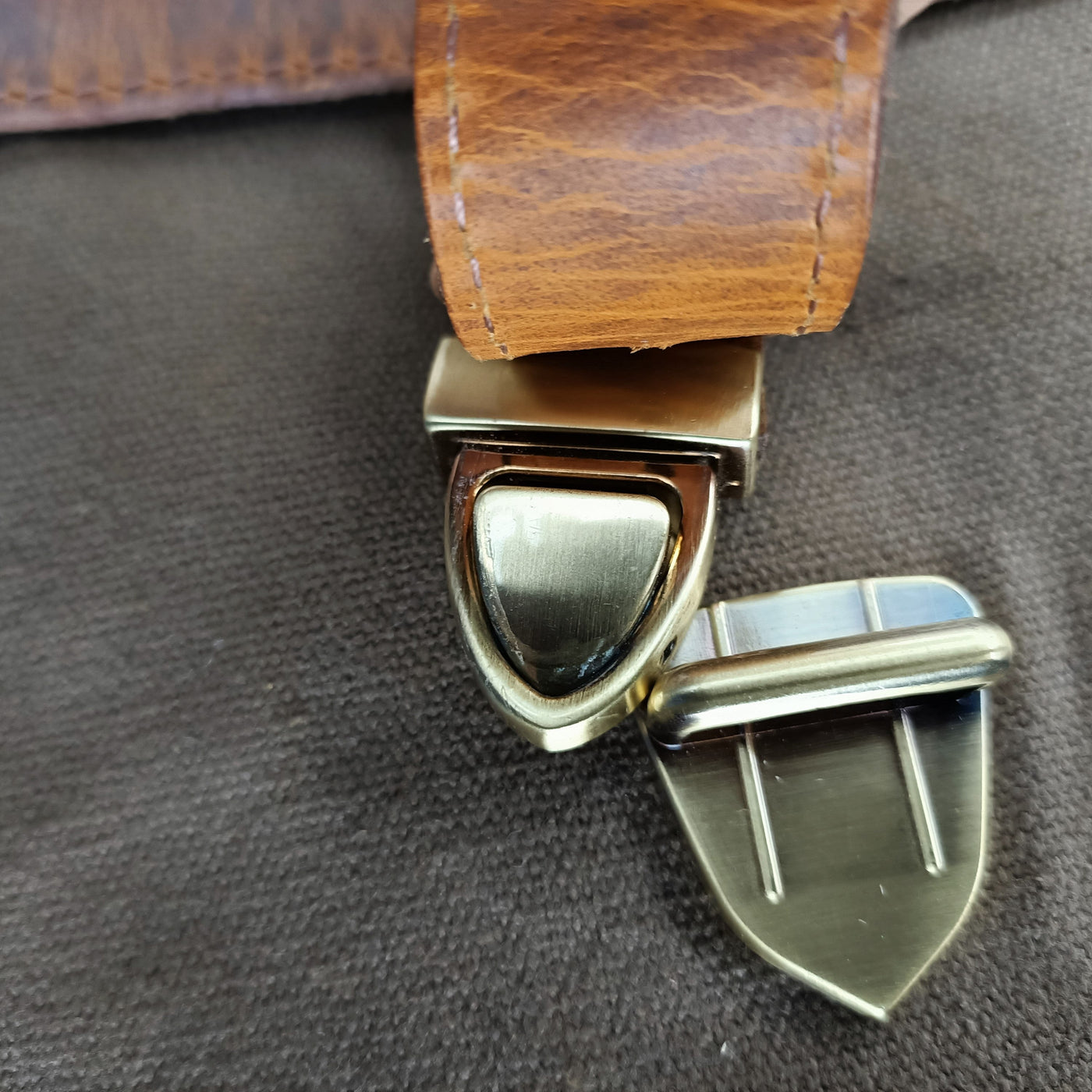 Sacoche pour ordinateur portable en toile et cuir marron chasseur